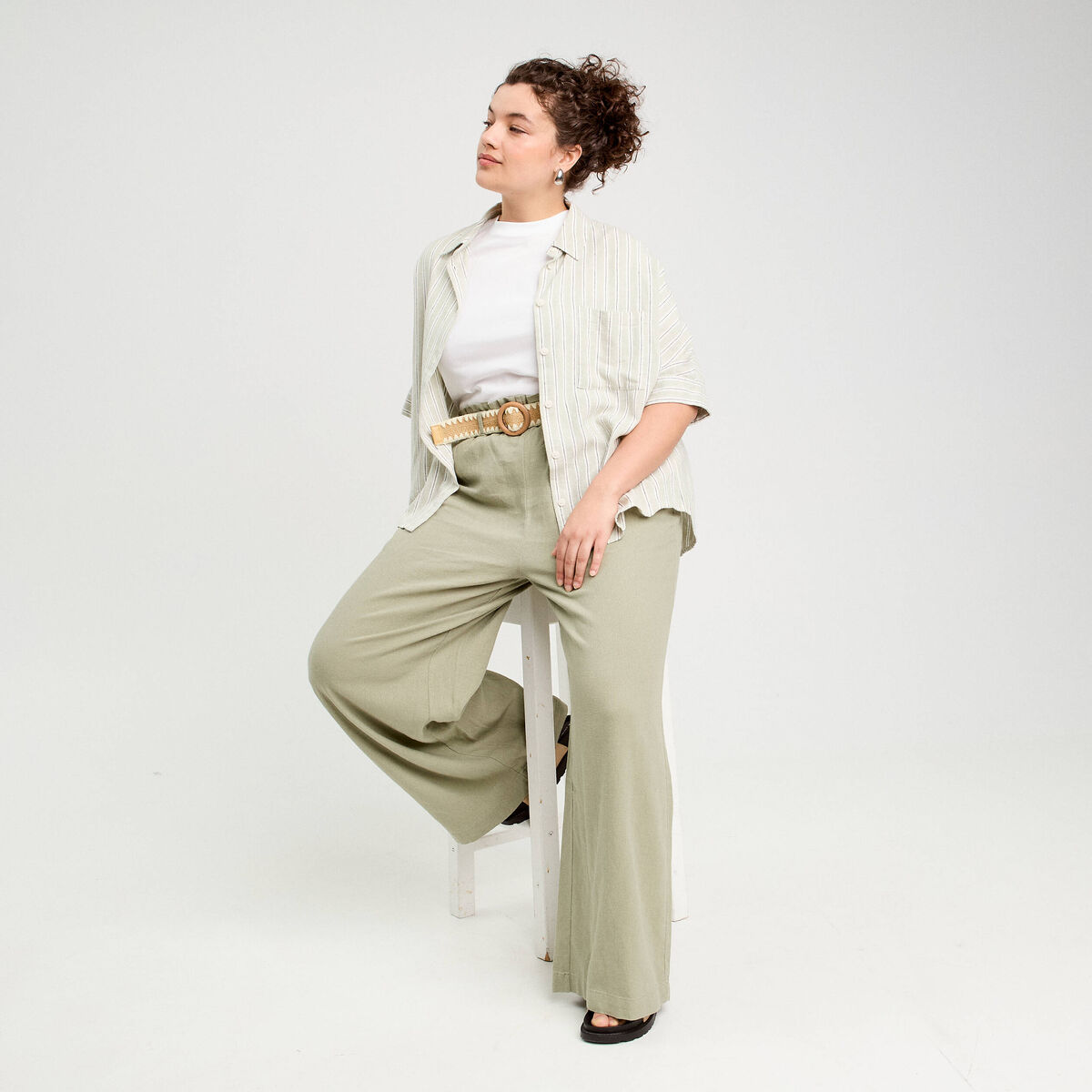 Pantalon large ceintur&eacute; contenant du lin vert kaki femme