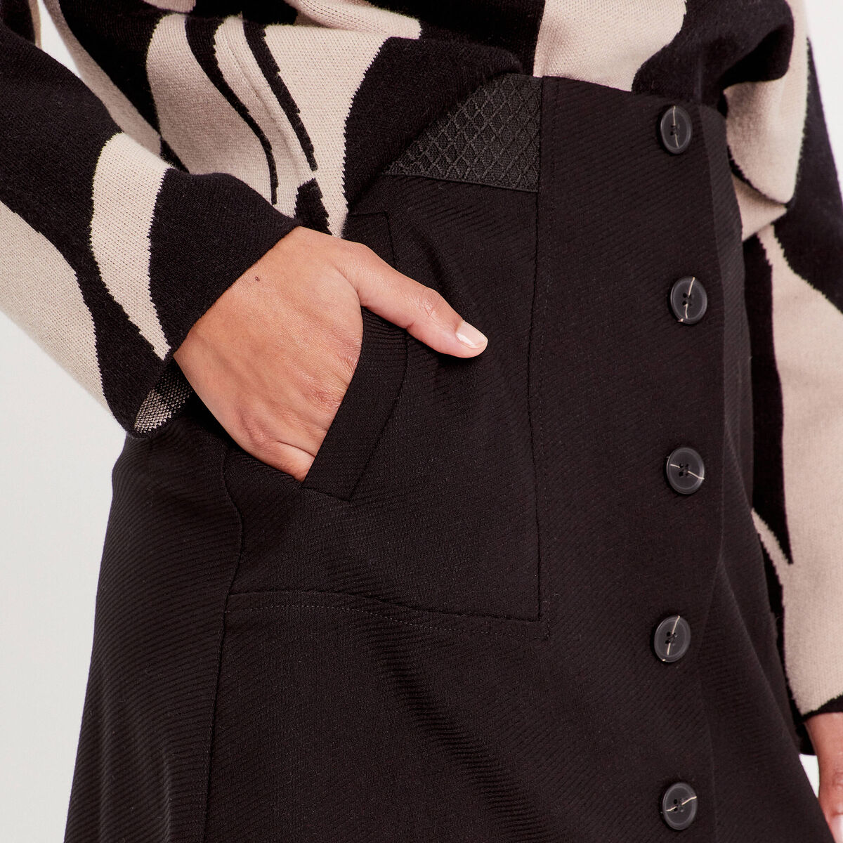 Jupe droite boutonn&eacute;e noir femme