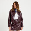 Veste droite cropped en similicuir violet fonc&eacute; femme