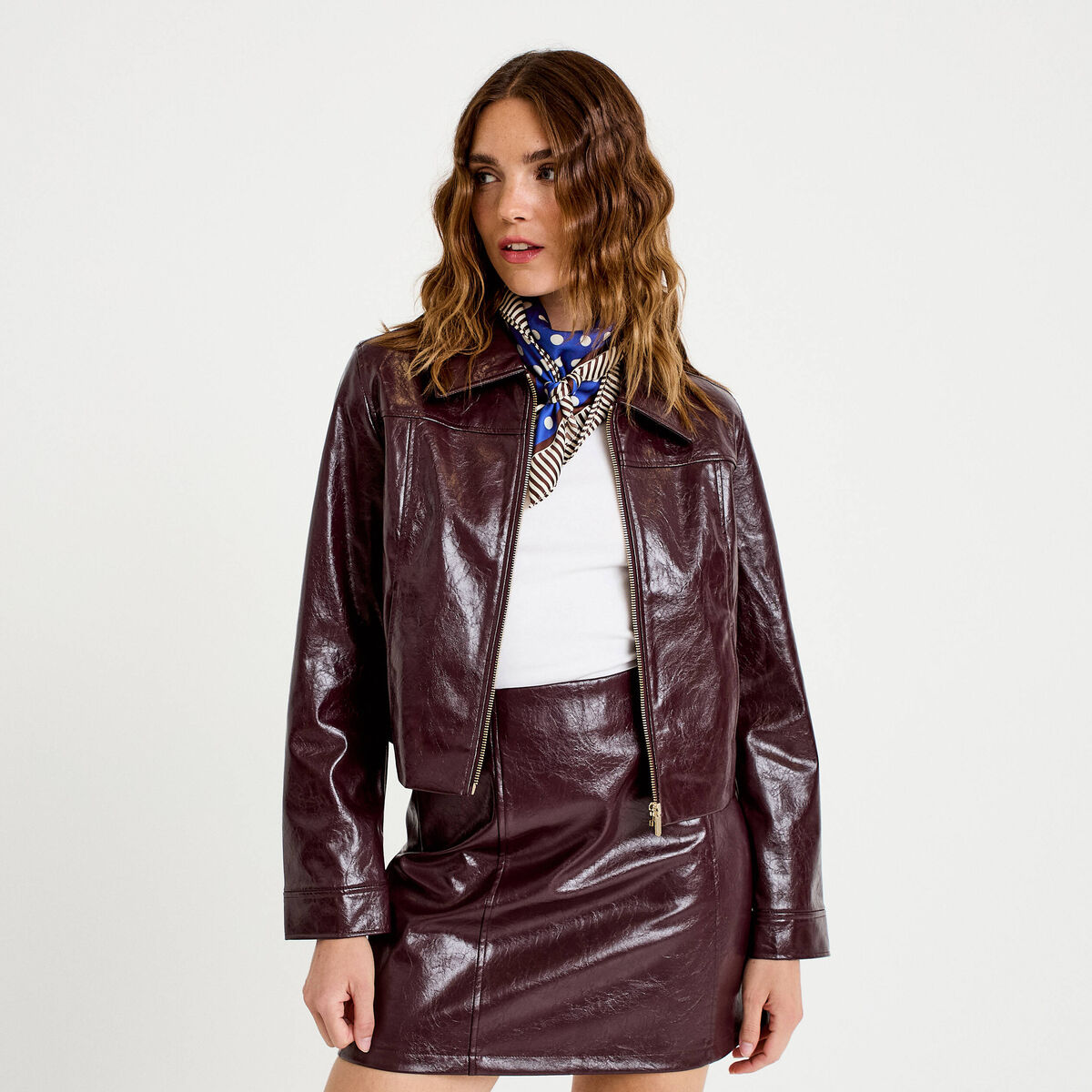Veste droite cropped en similicuir violet fonc&eacute; femme