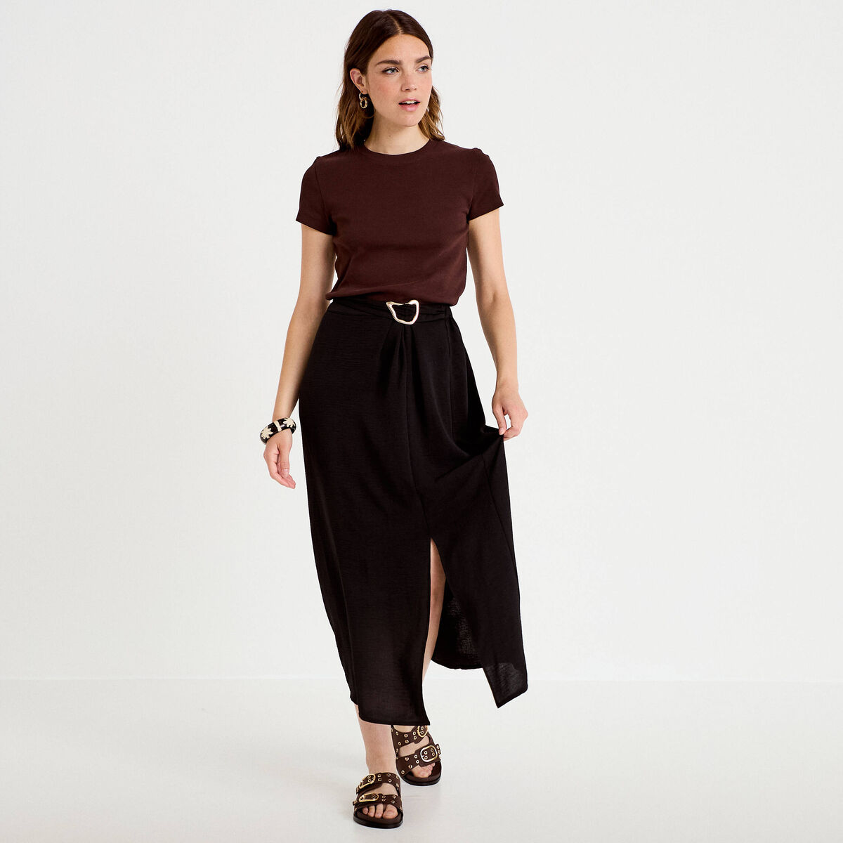 Jupe longue pliss&eacute;e avec bijou noir femme