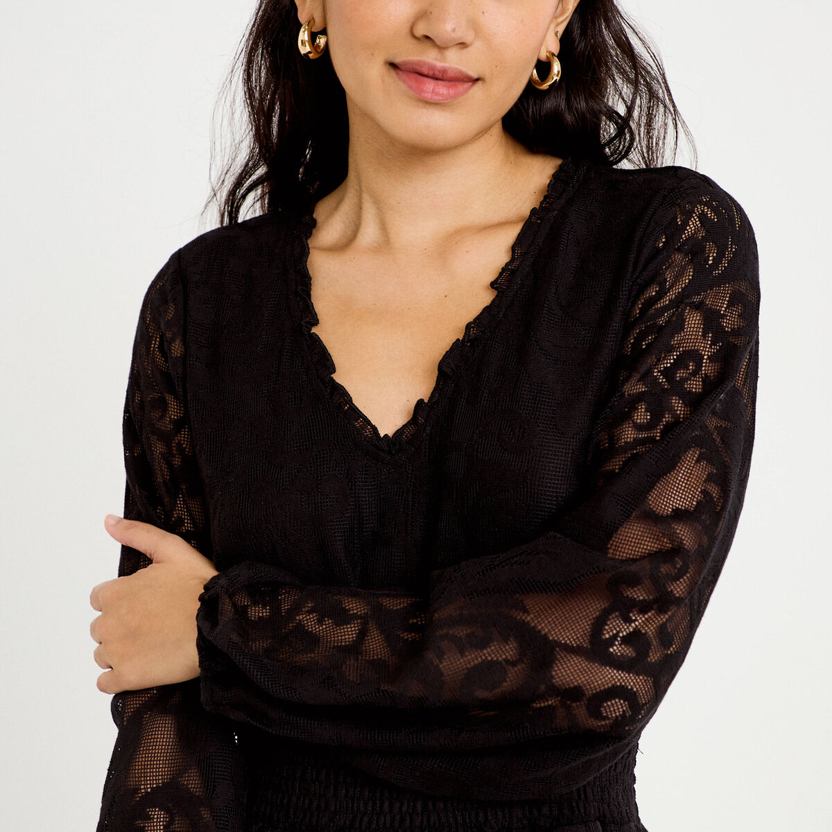 Robe courte &eacute;vas&eacute;e en dentelle col v noir femme