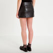 Jupe-short mini enduite d&eacute;tails clout&eacute;s noir femme