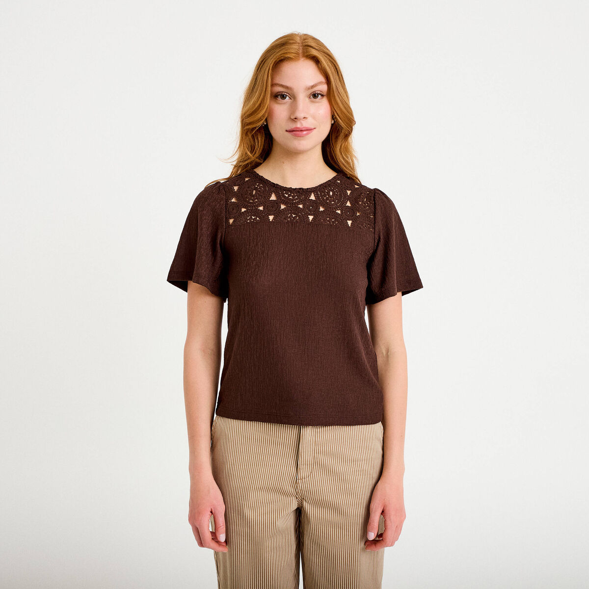 T-shirt manches courtes aspect dentelle marron fonc&eacute; femme