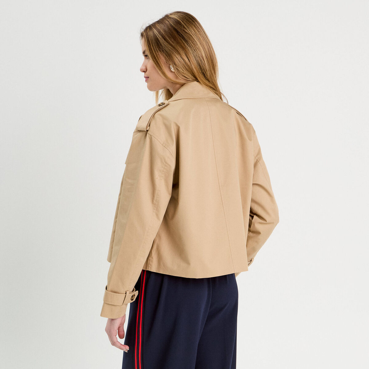 Trench court boutonn&eacute; sable femme