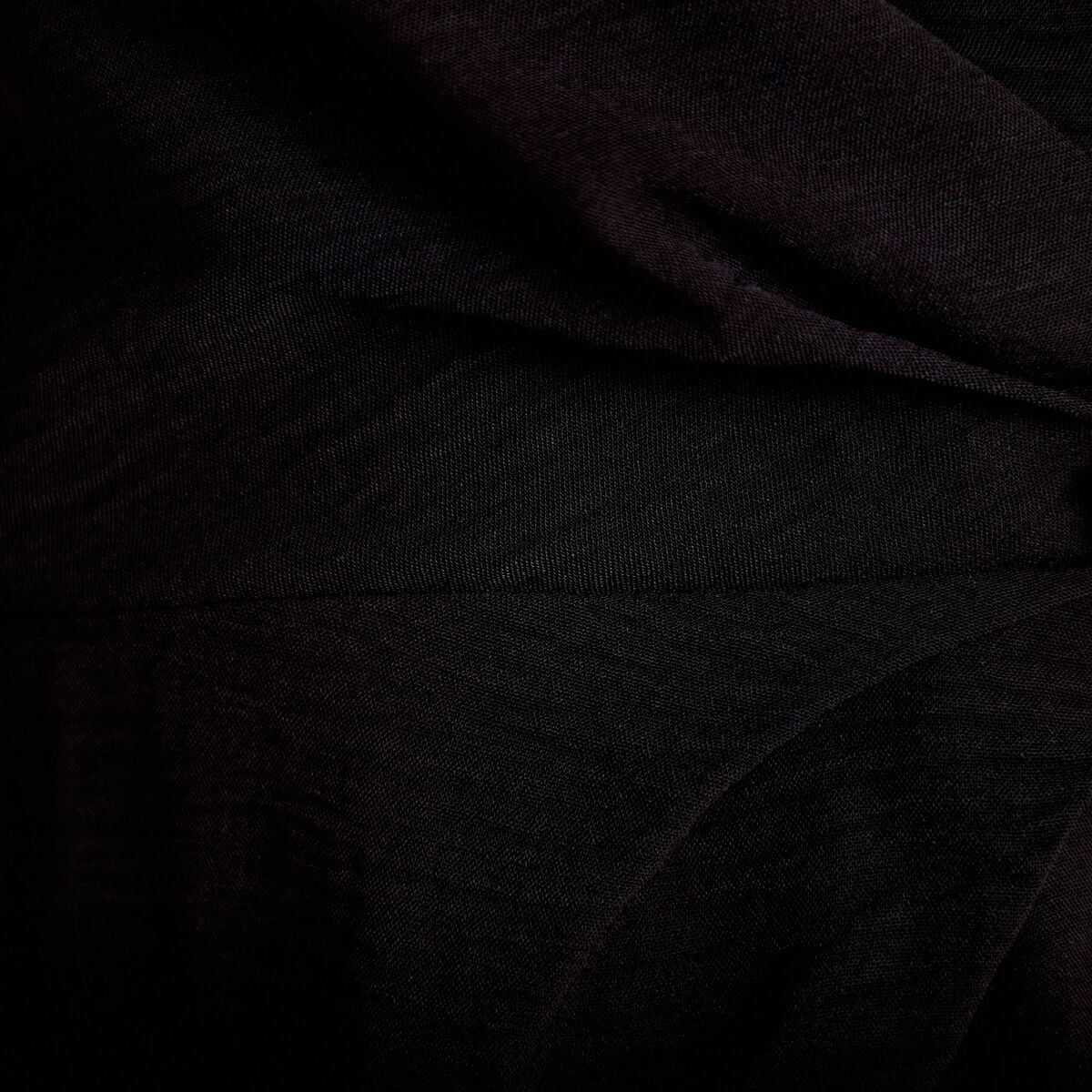 Robe courte &eacute;vas&eacute;e col v manches courtes noir femme