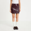 Jupe droite courte en similicuir violet fonc&eacute; femme