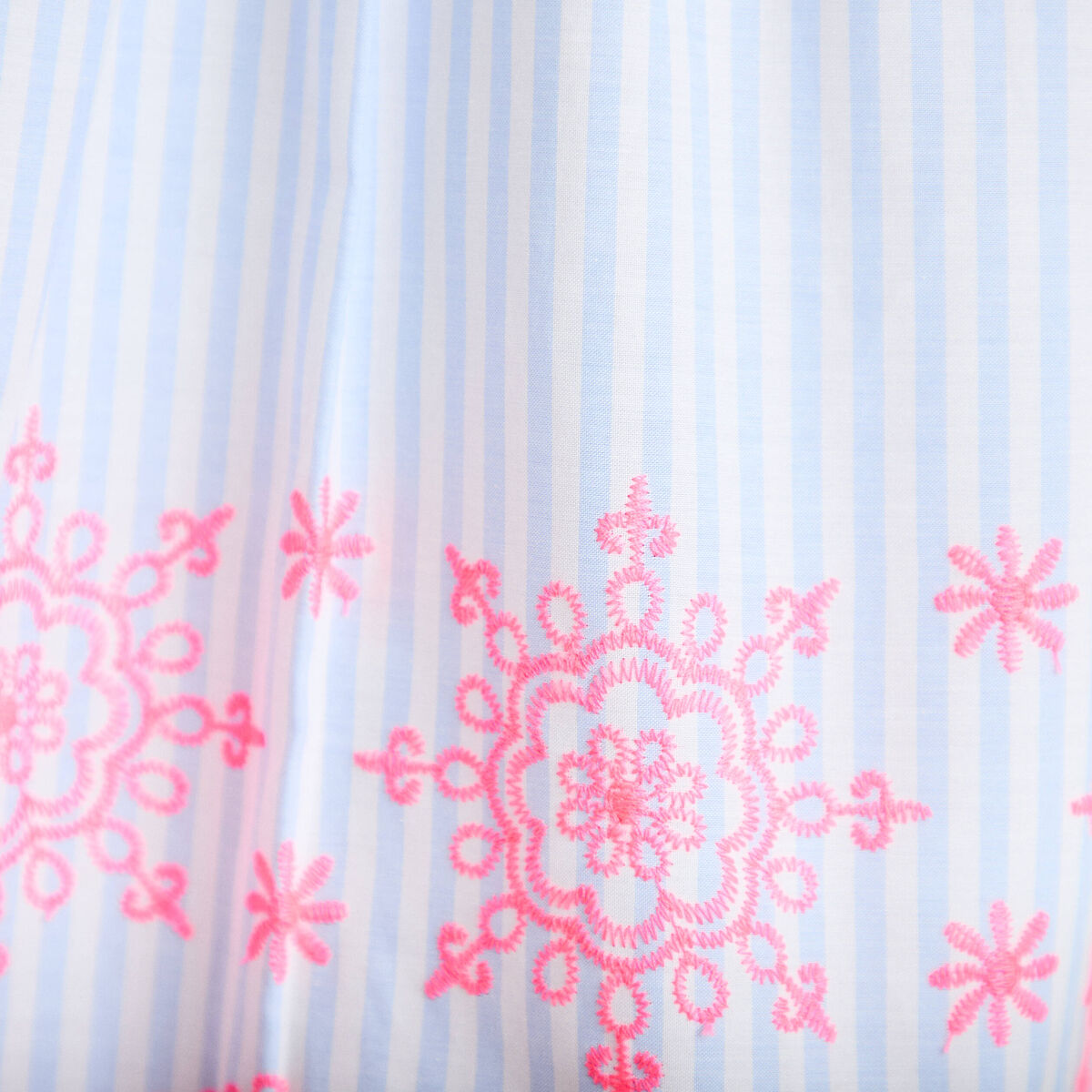 Chemise brod&eacute;e manches courtes bleu ciel femme