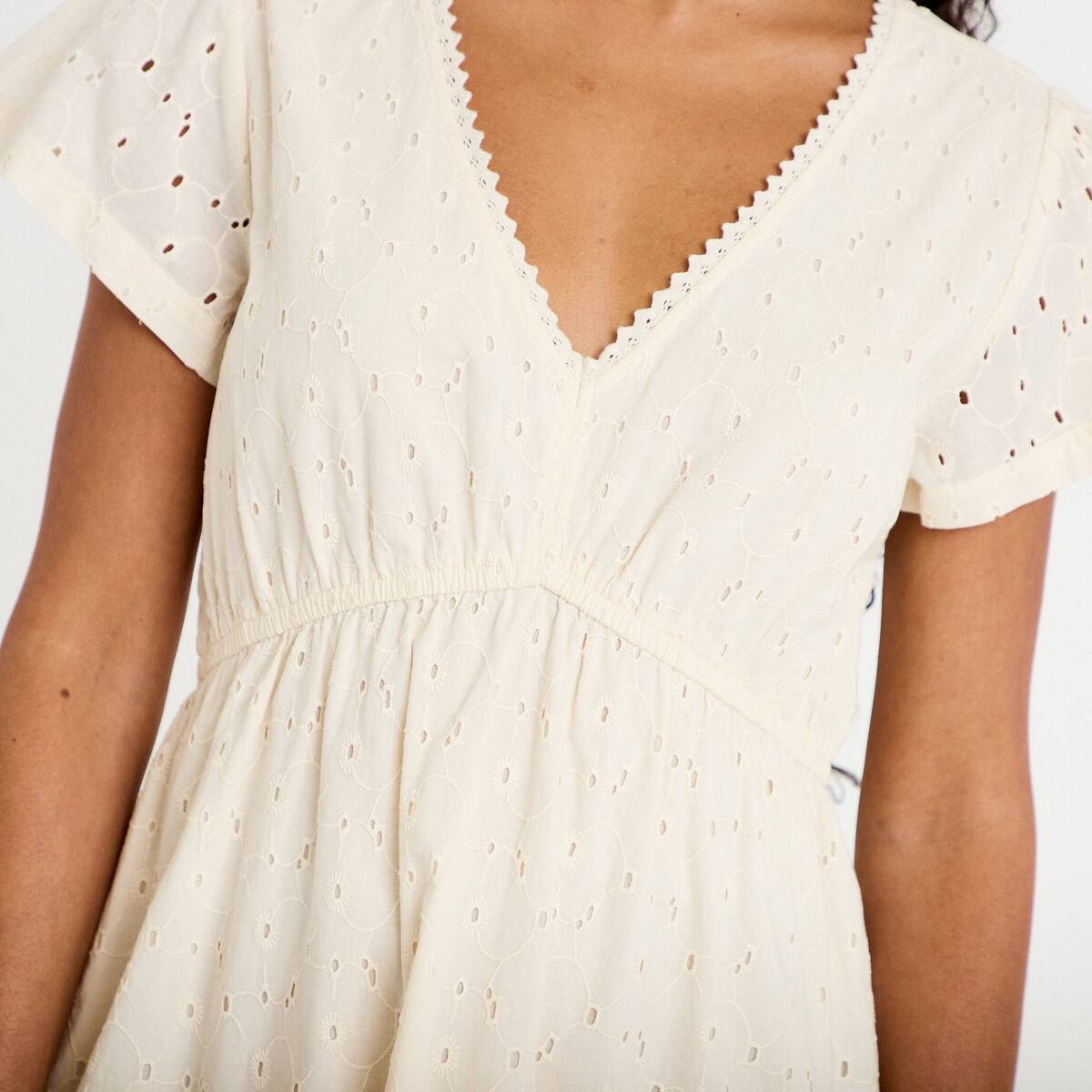 Robe courte &eacute;vas&eacute;e d&eacute;collet&eacute; brod&eacute;e ecru femme