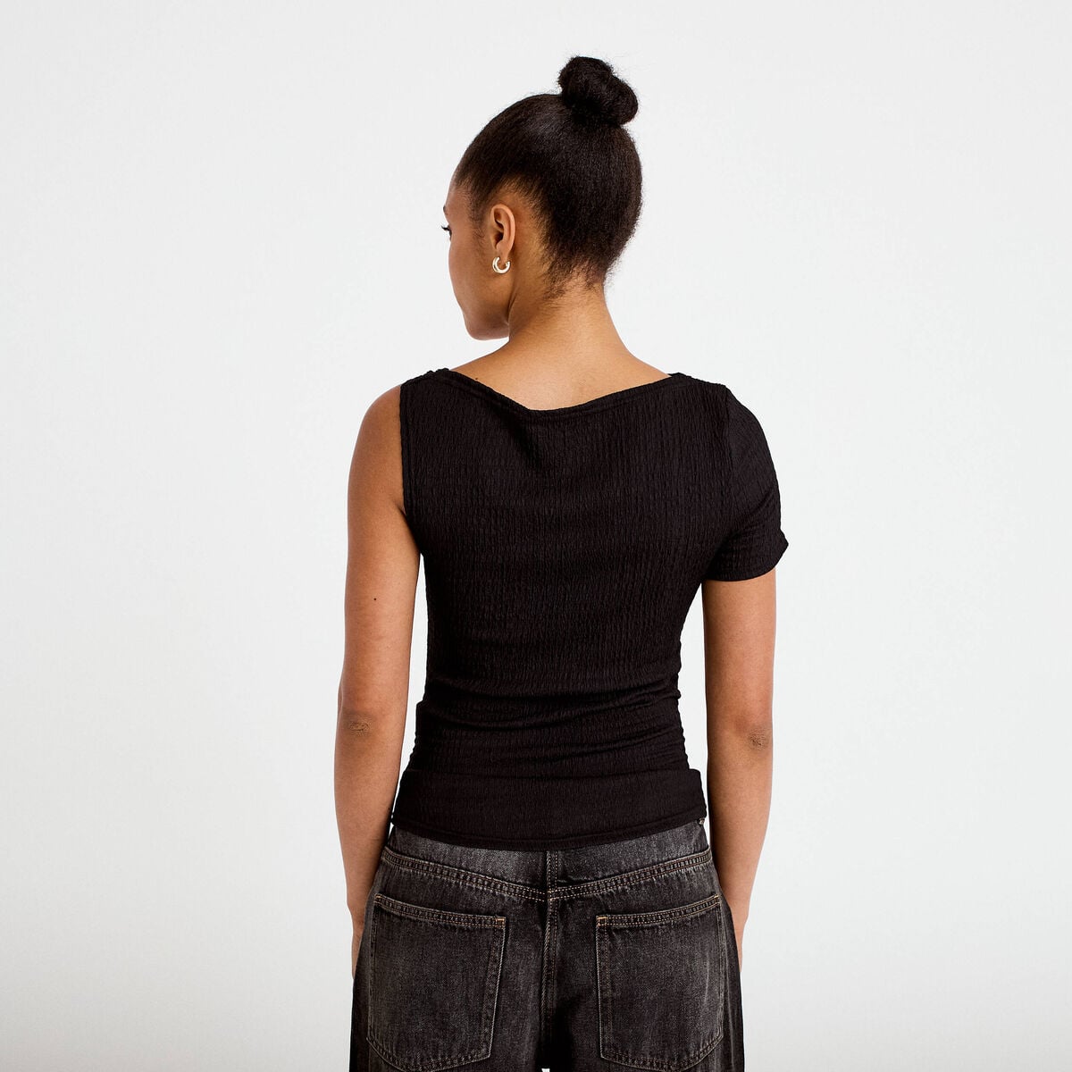 Top one shoulder pliss&eacute; manches courtes noir femme