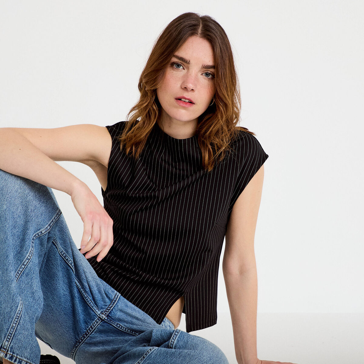 T-shirt ajust&eacute; sans manches noir femme