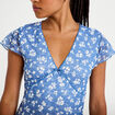 T-shirt ajust&eacute; court d&eacute;collet&eacute; dentelle bleu femme