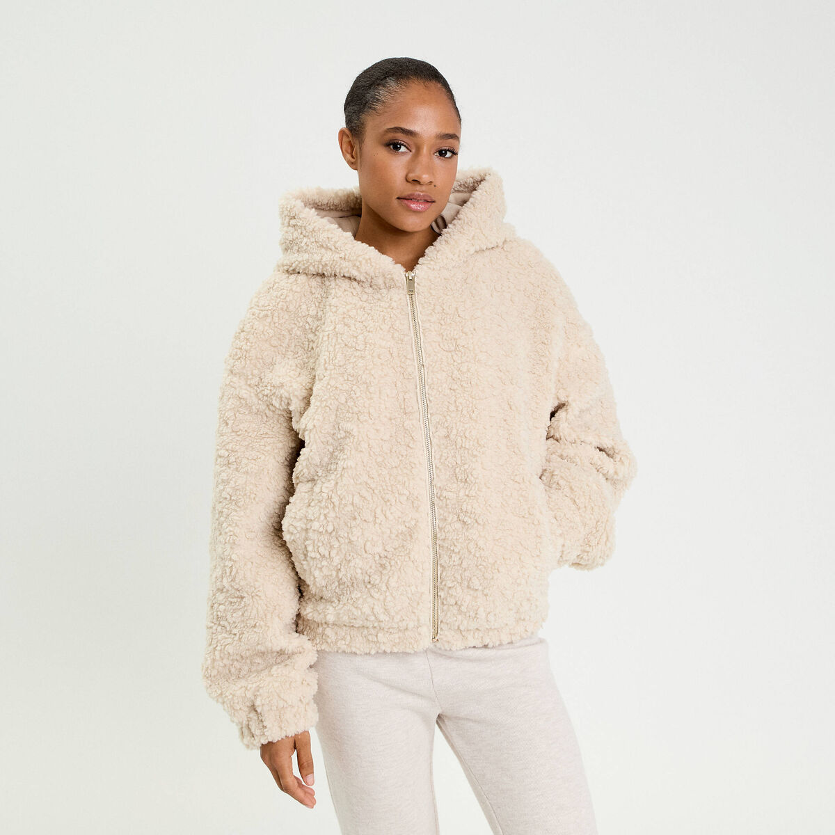Veste bas resserr&eacute; &agrave; capuche ecru femme