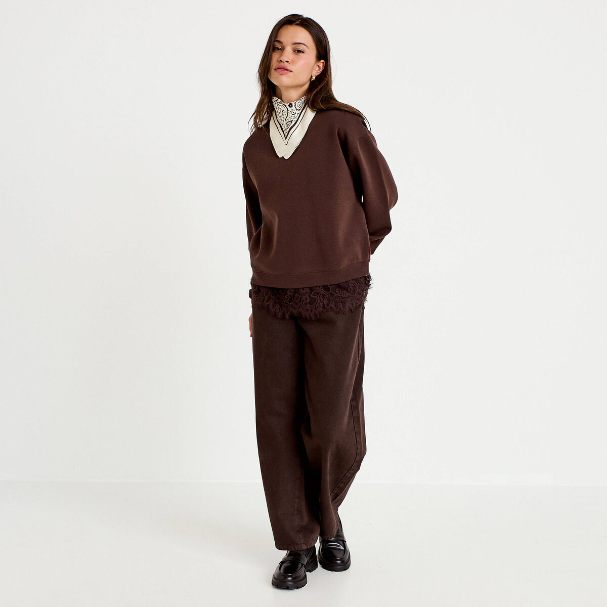 Sweat droit col rond d&eacute;tail dentelle marron fonc&eacute; femme