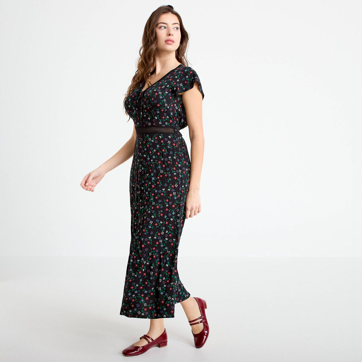Robe longue &eacute;vas&eacute;e en dentelle col v noir femme