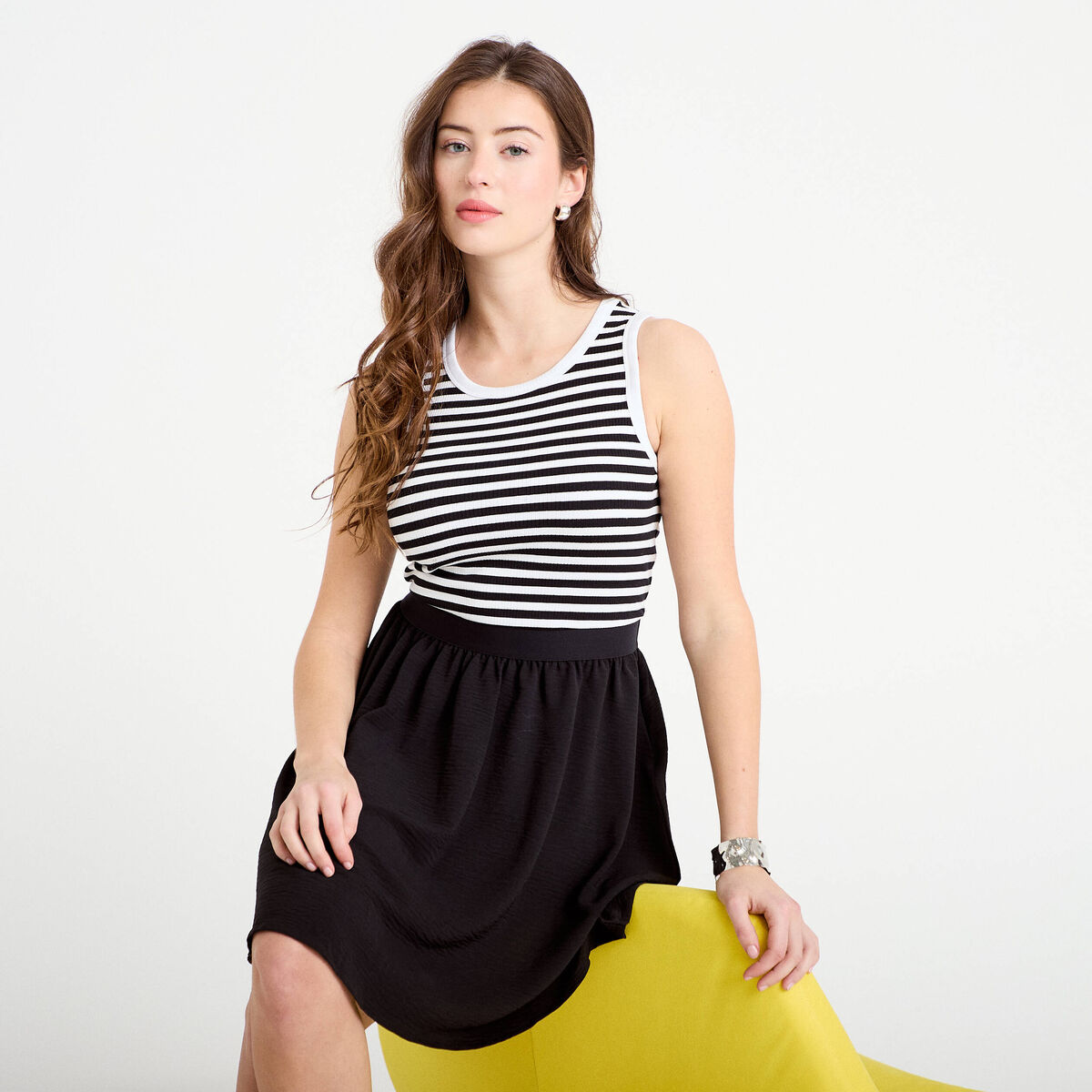 Robe courte &eacute;vas&eacute;e sans manches col rond bleu marine femme