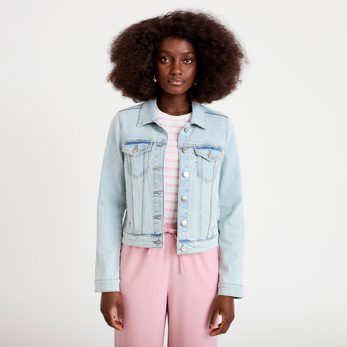Veste cintr&eacute;e en jean col classique denim bleach femme