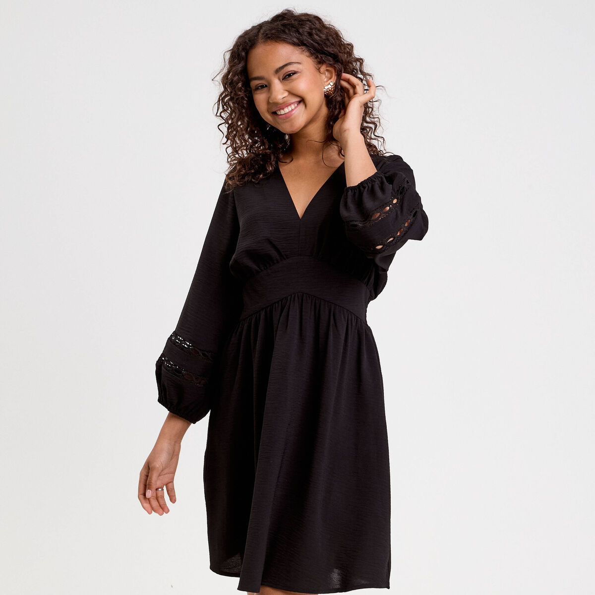 Robe courte &eacute;vas&eacute;e col v manches 3/4 noir femme