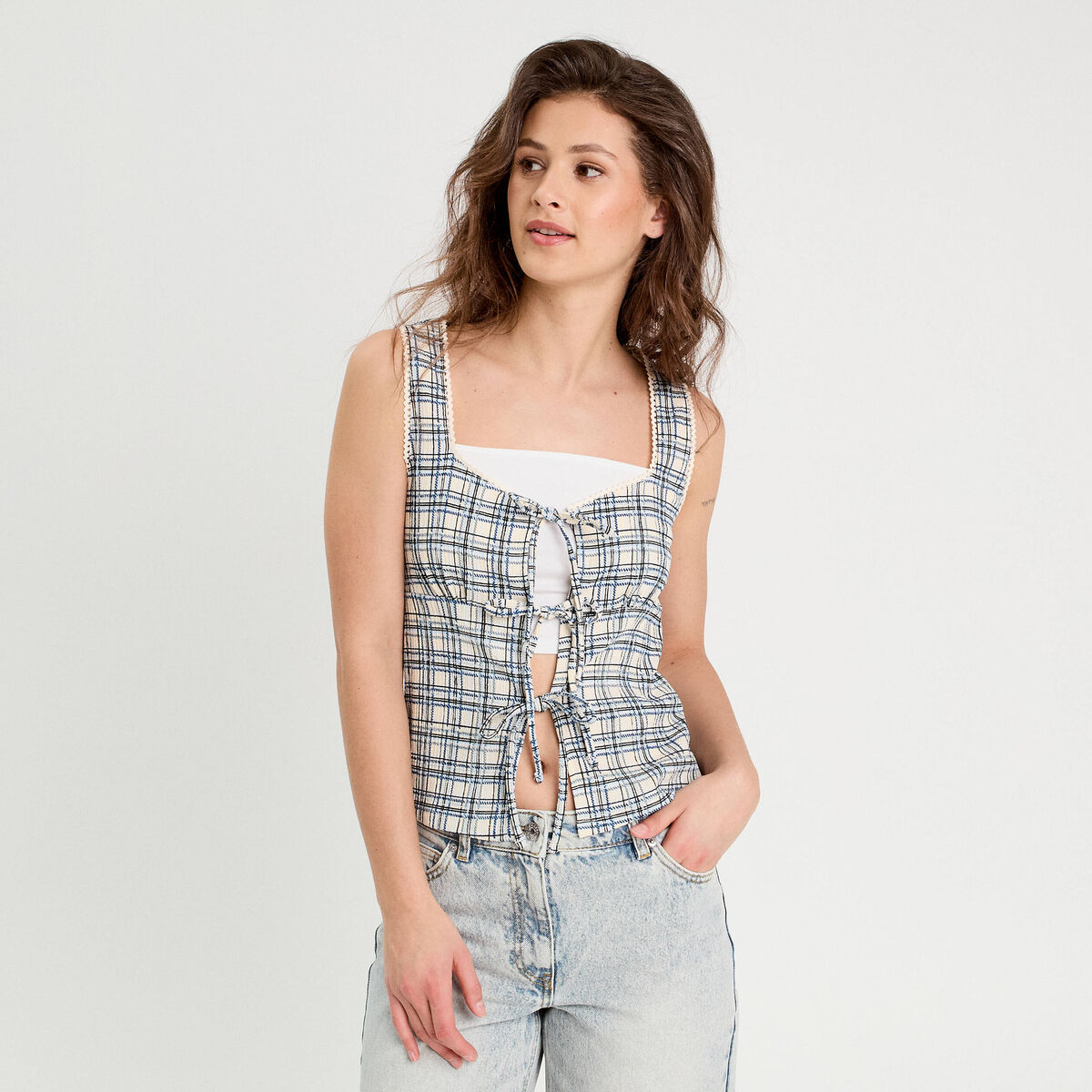 D&eacute;bardeur avec noeuds blanc femme