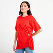 T-shirt &agrave; fronces avec bijou rouge femme