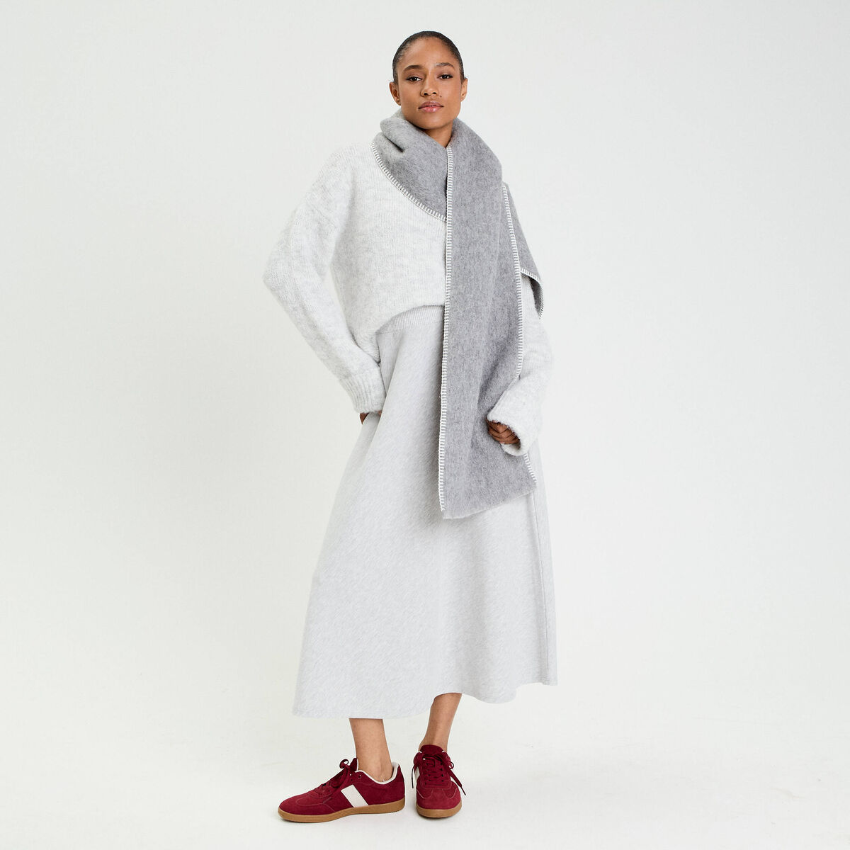 Jupe longue &eacute;vas&eacute;e en maille gris clair femme