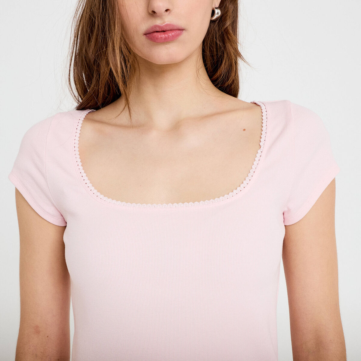T-shirt cintr&eacute; d&eacute;collet&eacute; manches courtes rose clair femme