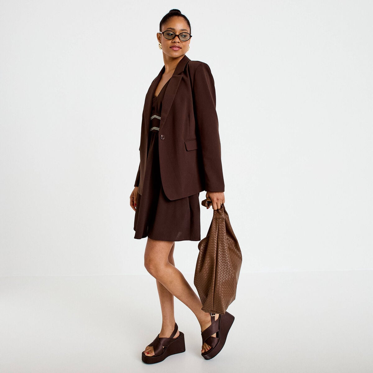 Robe courte &eacute;vas&eacute;e col v manches 3/4 marron fonc&eacute; femme