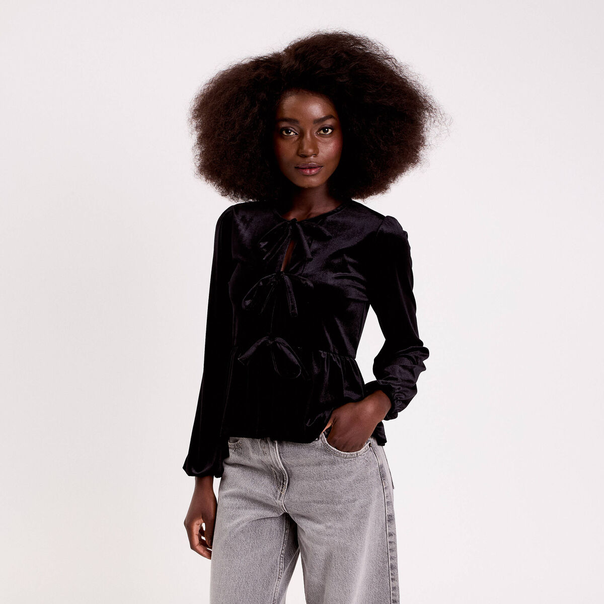 Blouse nou&eacute;e en velours noir femme