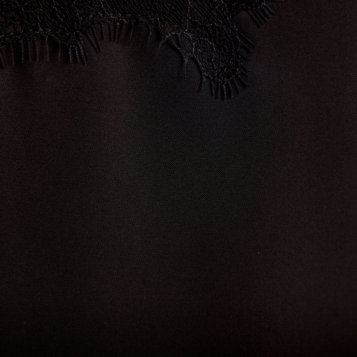 D&eacute;bardeur ajust&eacute; d&eacute;collet&eacute; dentelle noir femme