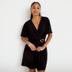 Robe courte &eacute;vas&eacute;e col v manches courtes noir femme