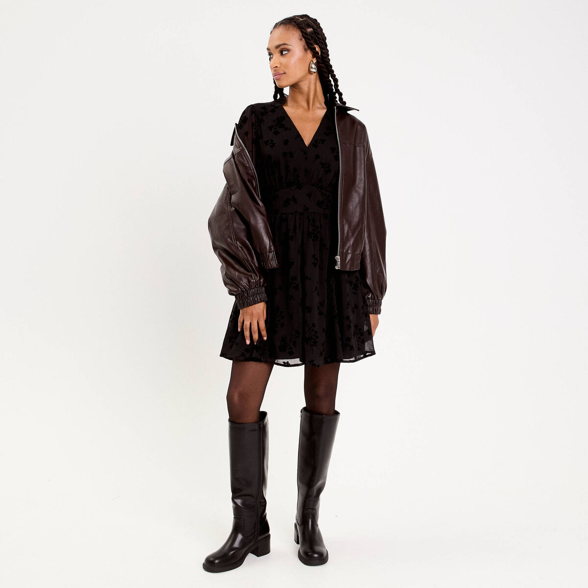 Robe courte &eacute;vas&eacute;e col v manches longues noir femme