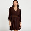 Robe courte &eacute;vas&eacute;e col v manches 3/4 marron fonc&eacute; femme