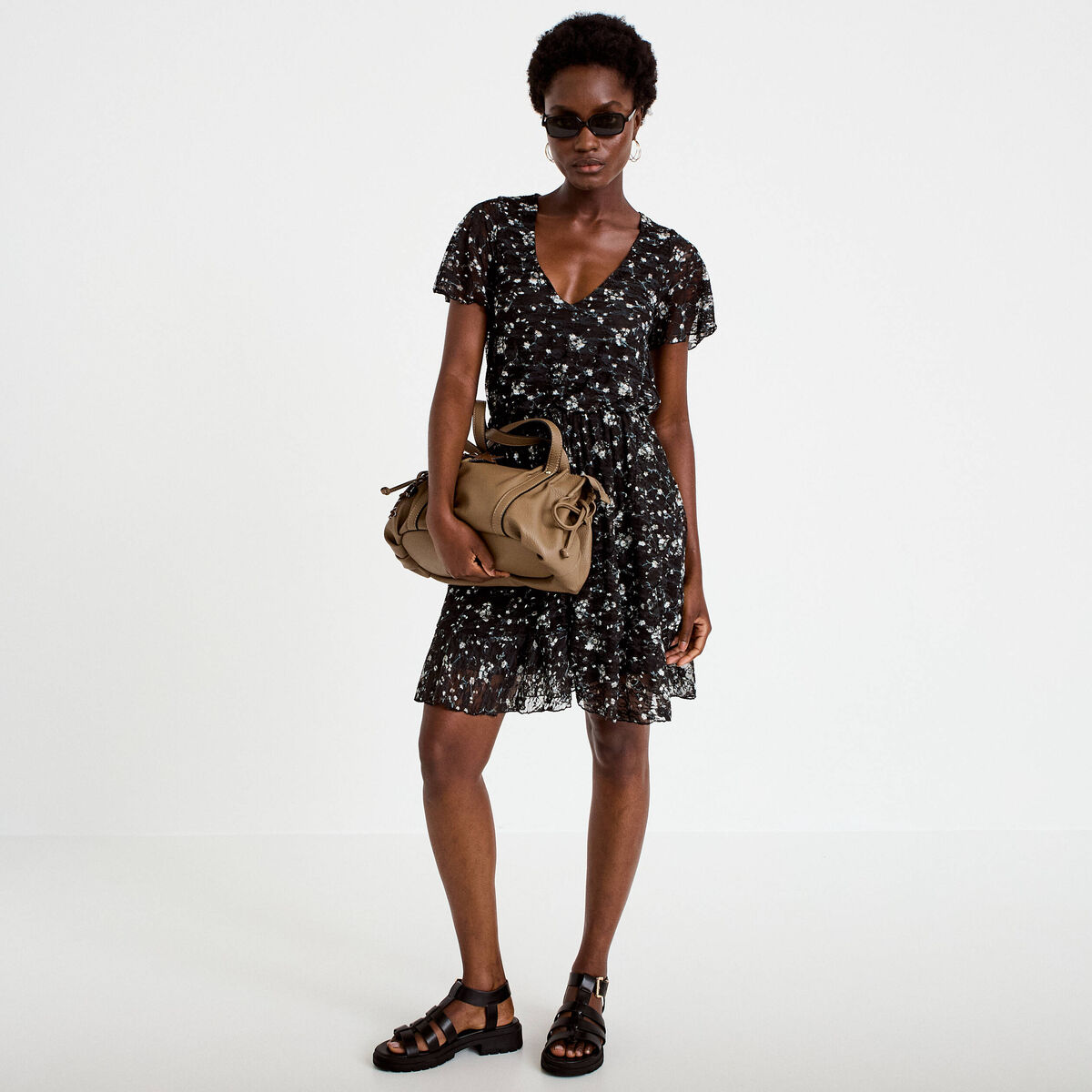 Robe courte &eacute;vas&eacute;e en dentelle col v noir femme