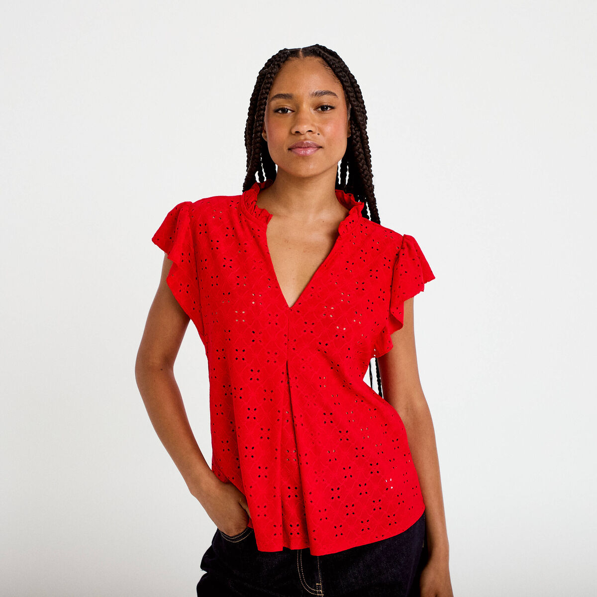 Blouse ajour&eacute;e col v manches courtes rouge femme