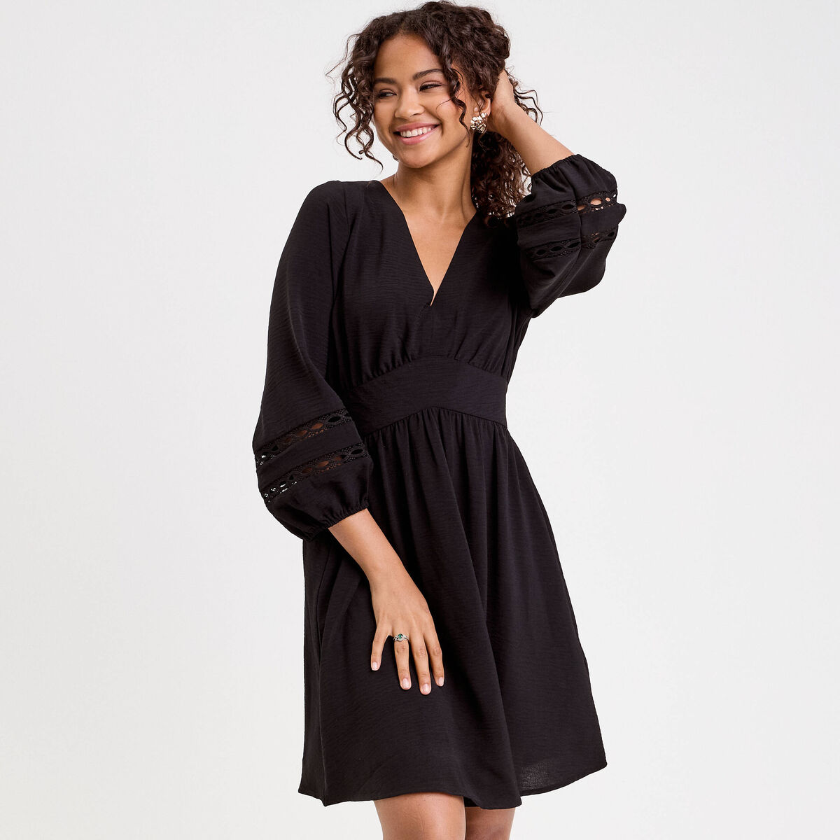 Robe courte &eacute;vas&eacute;e col v manches 3/4 noir femme