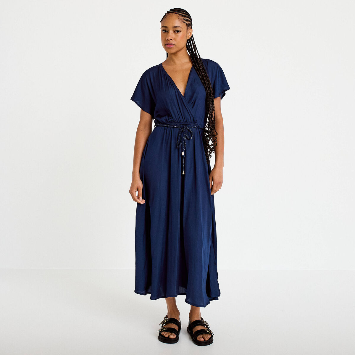 Robe longue &eacute;vas&eacute;e col v satin&eacute;e bleu marine femme