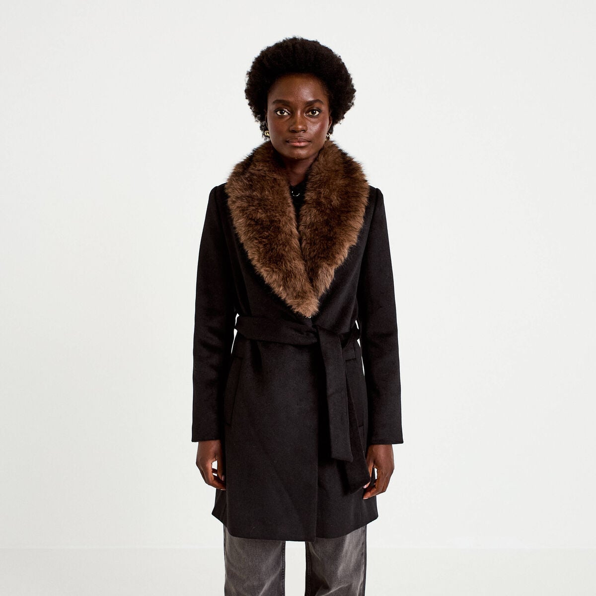 Manteau cintr&eacute; col ch&acirc;le manches longues noir femme