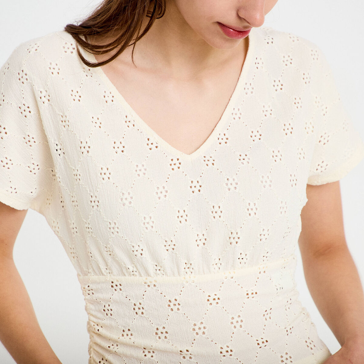 T-shirt ajour&eacute; col v manches courtes ecru femme