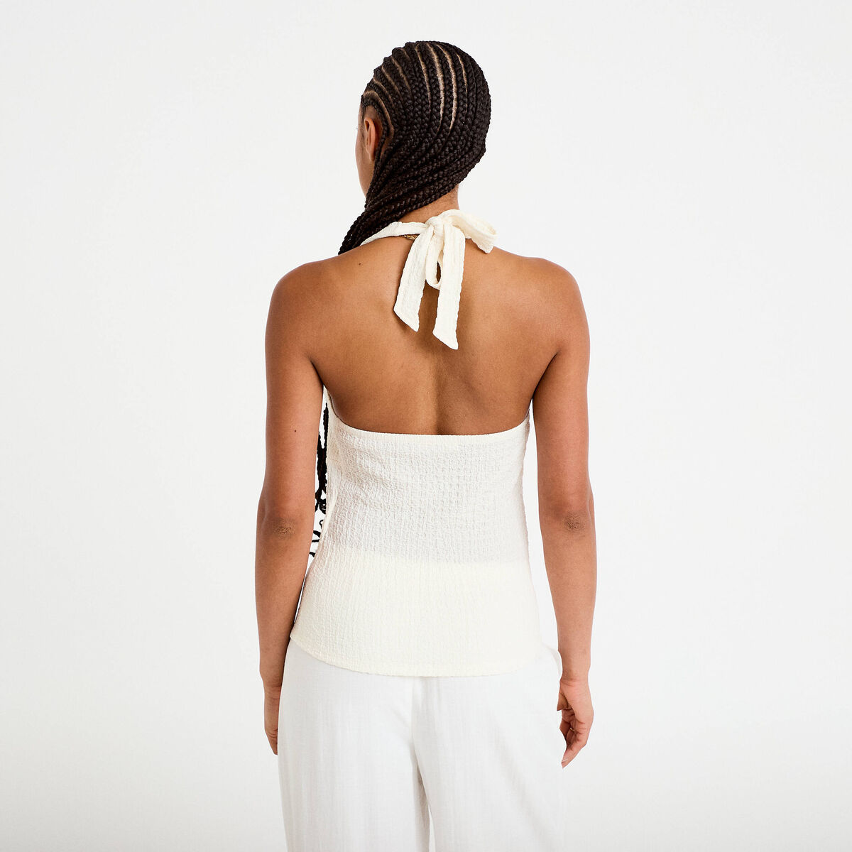 Top cintr&eacute; sans manches avec relief ecru femme