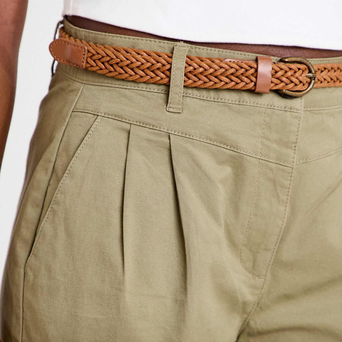 Short chino ceintur&eacute; vert femme