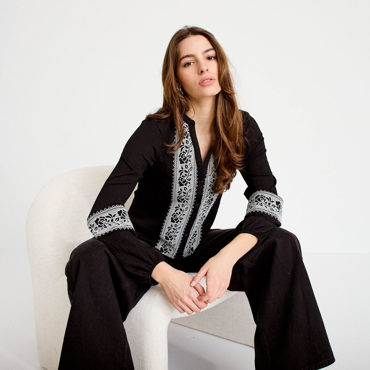 Blouse brod&eacute;e col tunisien noir femme