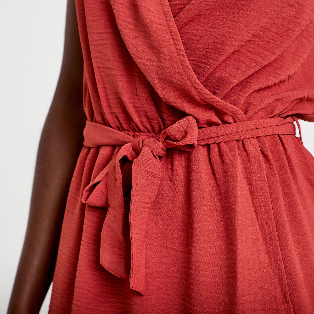 Robe courte &eacute;vas&eacute;e col v manches courtes vieux rose femme