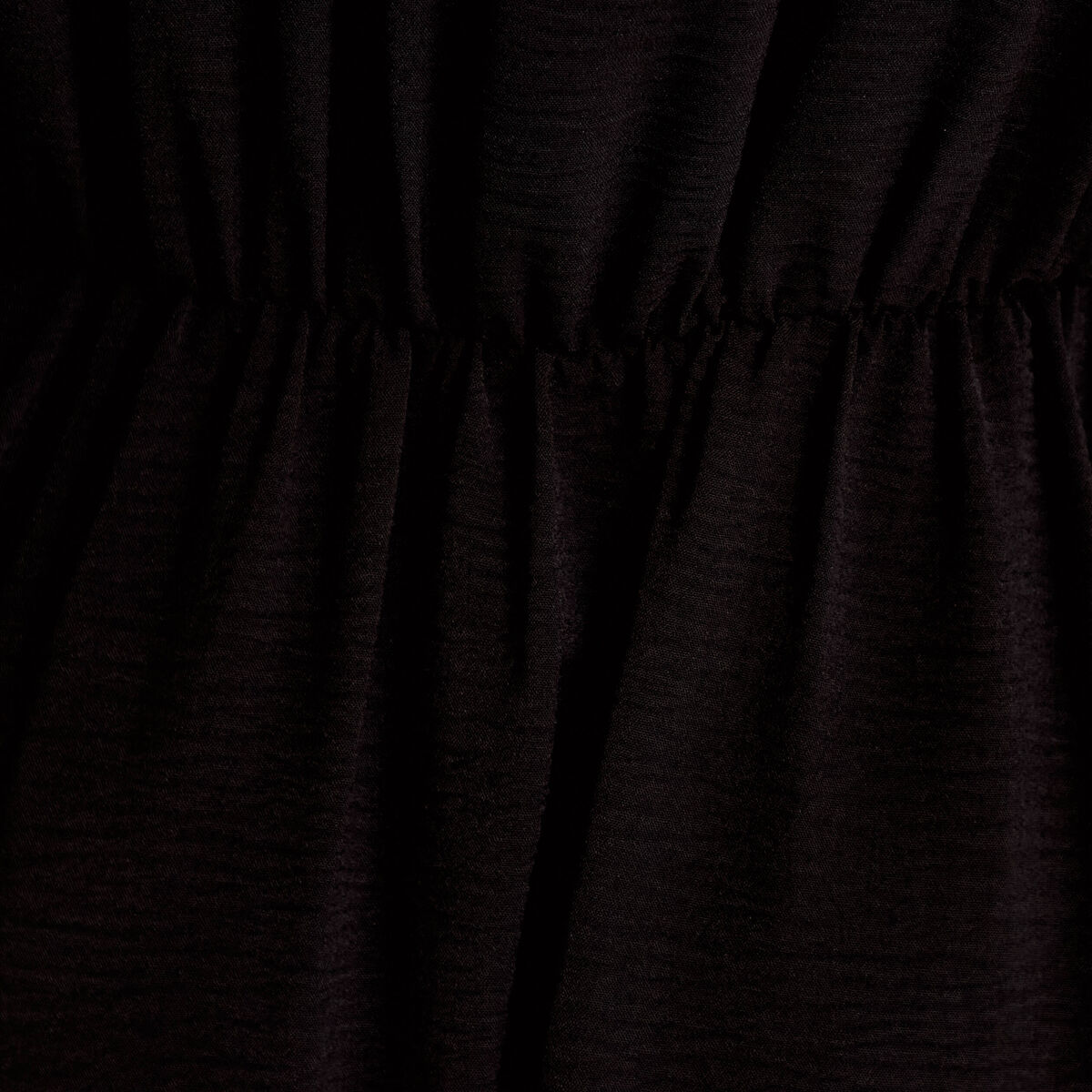 Robe courte &eacute;vas&eacute;e col v manches longues noir femme