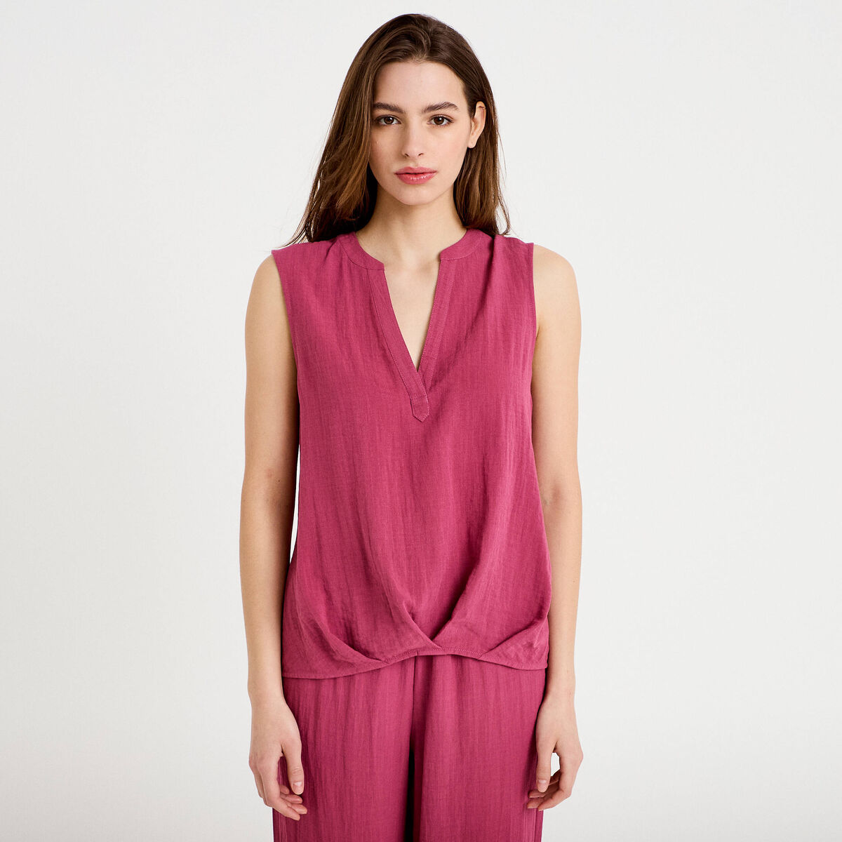 Blouse sans manches col tunisien pliss&eacute; prune femme