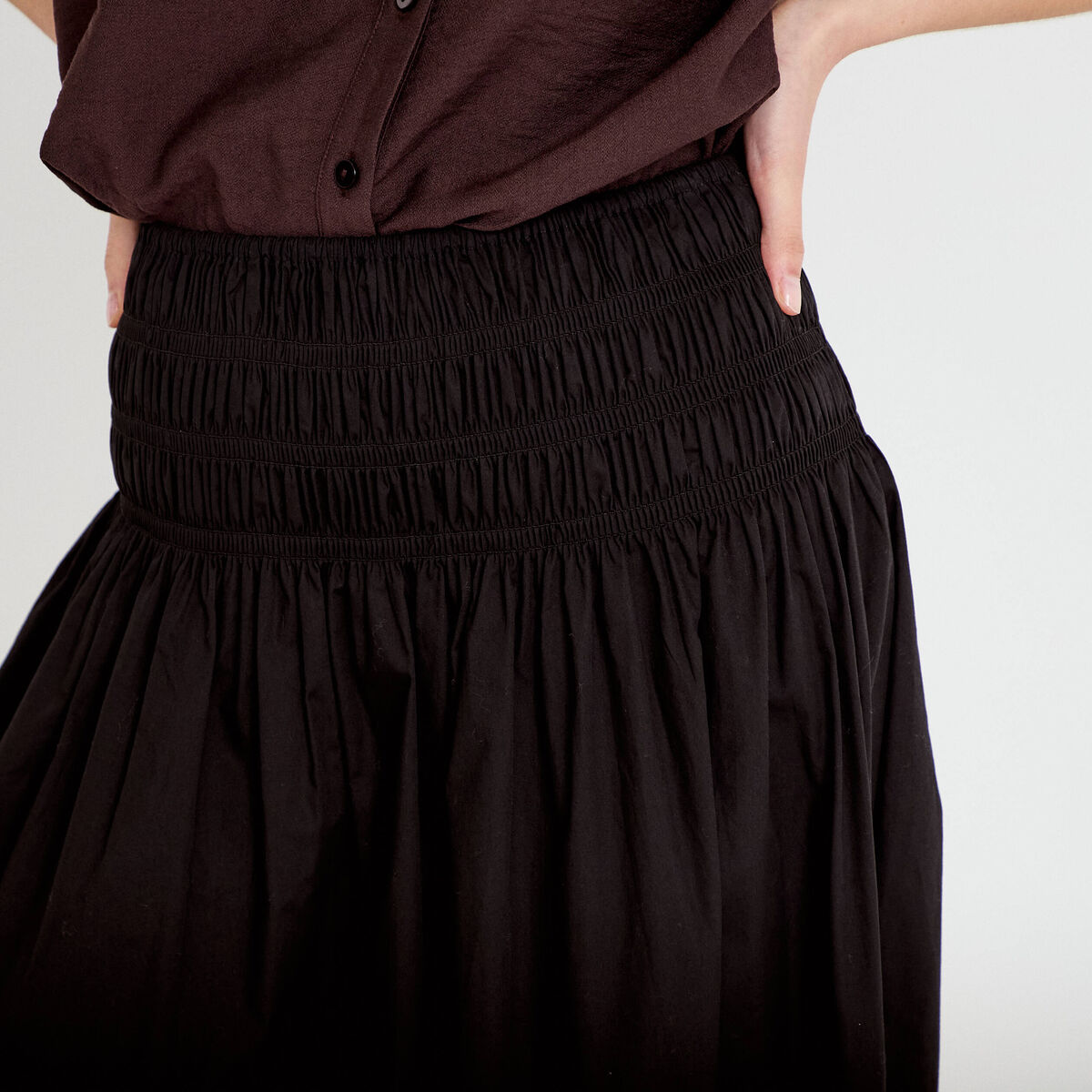 Jupon &eacute;vas&eacute; taille smock&eacute;e noir femme