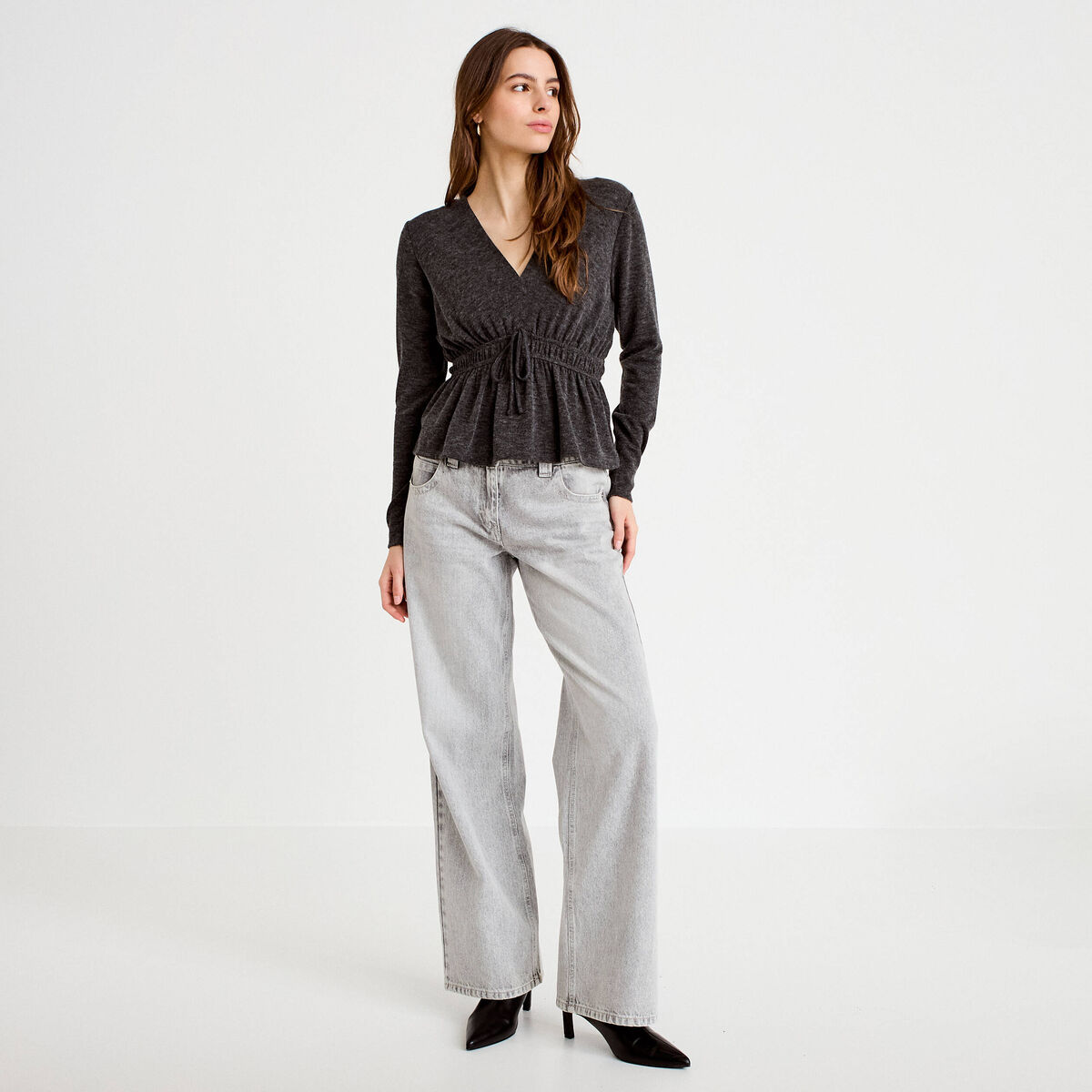 Blouse cintr&eacute;e col v manches longues gris fonc&eacute; femme