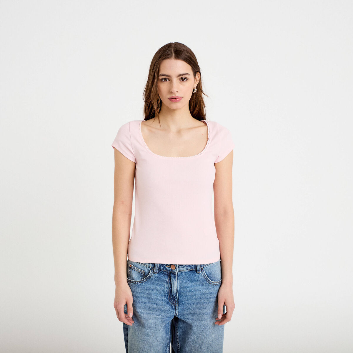 T-shirt cintr&eacute; d&eacute;collet&eacute; manches courtes rose clair femme