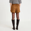 Short taille haute aspect daim clout&eacute; camel femme