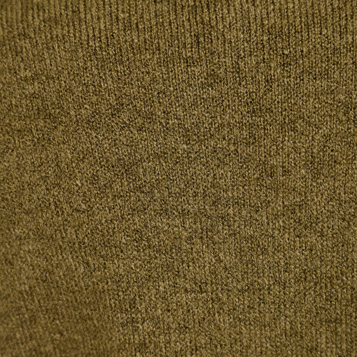 Pull ajust&eacute; col montant manches longues vert kaki femme