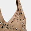 Sac aspect daim d&eacute;tails clout&eacute;s beige femme